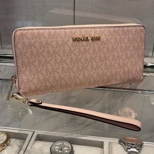 MICHAEL KORS Jet Set Travel Lg Signature Logo Continental Wristlet
POWDER BLUSH